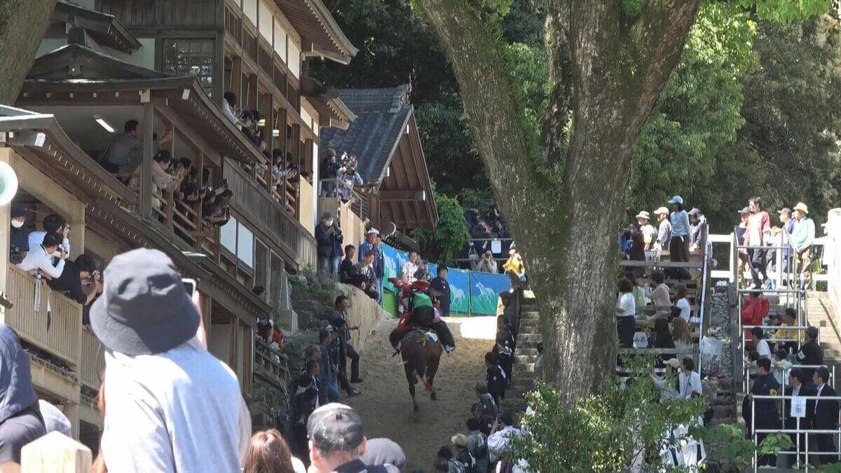約700年続く｢上げ馬神事｣ “動物虐待”と批判浴び… 土壁撤去･坂の傾斜も緩やかに 少子化にも直面 三重･桑名市の多度大社