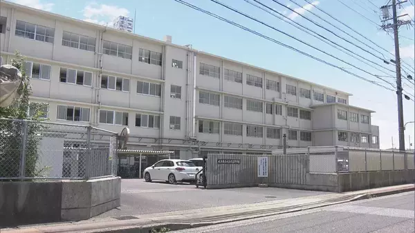 「テニス部の試合中に｢問題集｣見ていた部員… 顧問の60歳教諭が尻を蹴る･スマホで叩くなどの体罰 ｢感情のコントロールできなかった｣ 減給1か月の懲戒処分」の画像