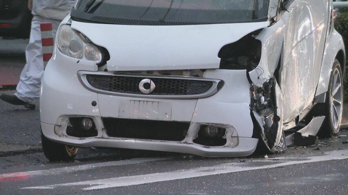 名古屋・西区でミニバンがひっくり返る衝突事故　10歳くらいの女児を含む３人を病院に搬送