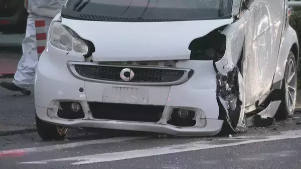 「名古屋・西区でミニバンがひっくり返る衝突事故　10歳くらいの女児を含む３人を病院に搬送」の画像