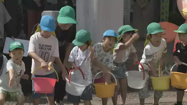 「今年すでに4回も… 40℃以上の｢酷暑日｣記録した岐阜･多治見市 公式マスコット｢うながっぱ｣が地元園児らと打ち水 熱中症対策を呼びかけ」の画像