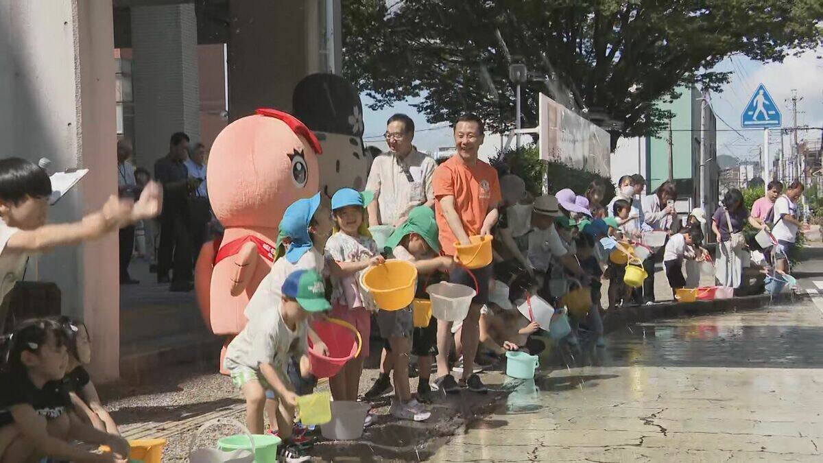 今年すでに4回も… 40℃以上の｢酷暑日｣記録した岐阜･多治見市 公式マスコット｢うながっぱ｣が地元園児らと打ち水 熱中症対策を呼びかけ