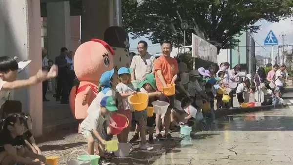 「今年すでに4回も… 40℃以上の｢酷暑日｣記録した岐阜･多治見市 公式マスコット｢うながっぱ｣が地元園児らと打ち水 熱中症対策を呼びかけ」の画像