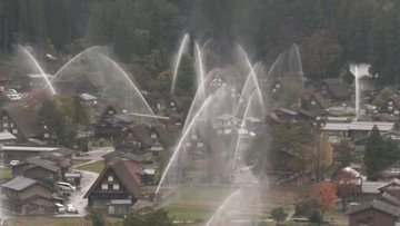 岐阜県の白川郷で一斉放水訓練