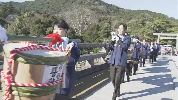 「芳醇な香りと濃いうま味　できたての「伊勢醤油」5樽を伊勢神宮に奉納　1992年から毎年　」の画像