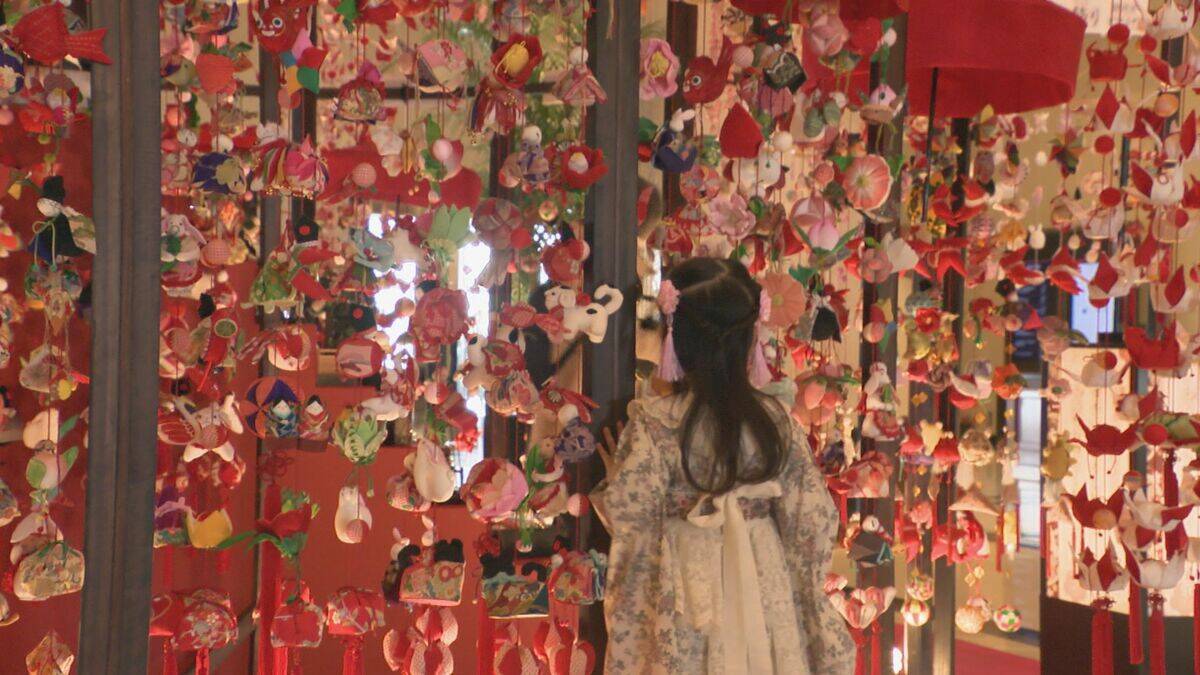 女の子の健やかな成長と良縁願う“雛のつるし飾り”  江戸時代後期から伝わる伝統工芸 静岡･東伊豆町のつるし飾りなどとともに 3月3日まで展示 名古屋