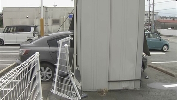 ｢10月に免許返納の予定だった｣ フェンス突き破り…コンビニ倉庫に車が突っ込む 運転していたのは80代男性 隣の薬局に駐車しようとしたところ急発進 三重･津市