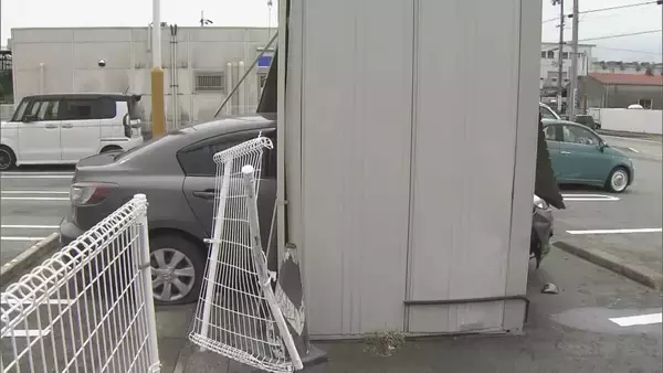 ｢10月に免許返納の予定だった｣ フェンス突き破り…コンビニ倉庫に車が突っ込む 運転していたのは80代男性 隣の薬局に駐車しようとしたところ急発進 三重･津市