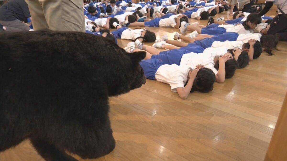 外国人観光客がクマに襲われて負傷… 地元の学校でクマの勉強会 ｢自分の身を自分で守れるような人に｣ 岐阜･白川村