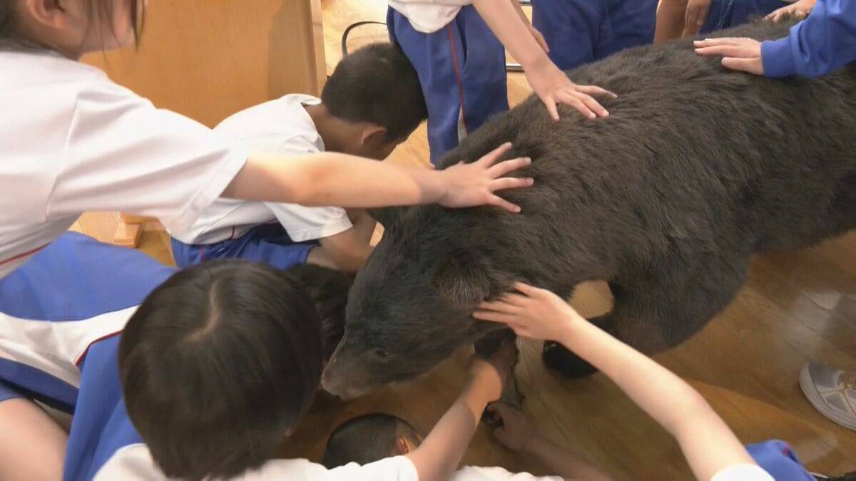 外国人観光客がクマに襲われて負傷… 地元の学校でクマの勉強会 ｢自分の身を自分で守れるような人に｣ 岐阜･白川村