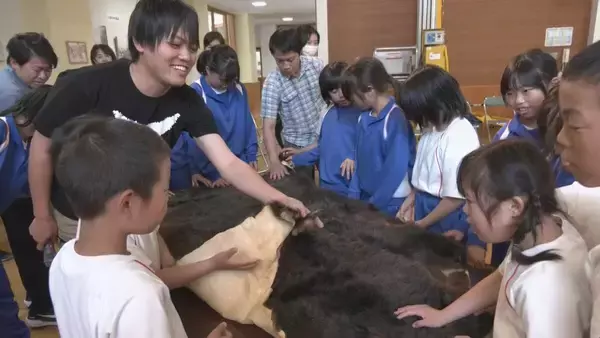 「外国人観光客がクマに襲われて負傷… 地元の学校でクマの勉強会 ｢自分の身を自分で守れるような人に｣ 岐阜･白川村」の画像