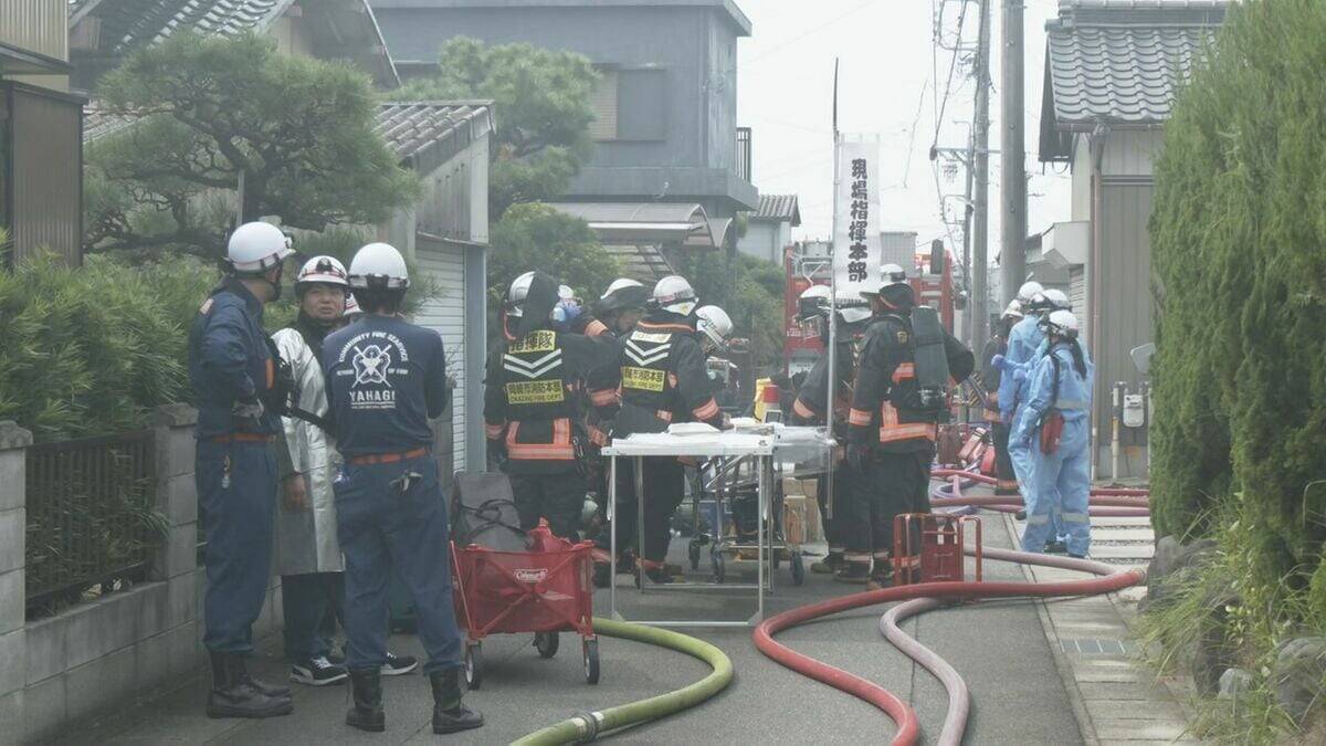 「１階の窓から火が出ている」と通報 住宅火災で焼け跡から1人の遺体　愛知・岡崎市