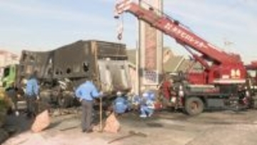 バイクはトラックの下敷きになって炎上… 25歳の男性が死亡 道路脇の店舗駐車場から国道を横切ろうとしたトラックと直進のバイクが衝突 愛知･半田市