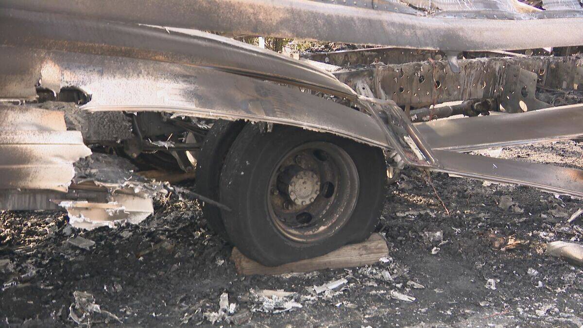 バイクはトラックの下敷きになって炎上… 25歳の男性が死亡 店舗駐車場から道路を横切ろうとしたトラックと直進のバイクが衝突 愛知･半田市