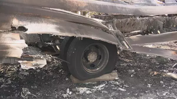 「バイクはトラックの下敷きになって炎上… 25歳の男性が死亡 店舗駐車場から道路を横切ろうとしたトラックと直進のバイクが衝突 愛知･半田市」の画像