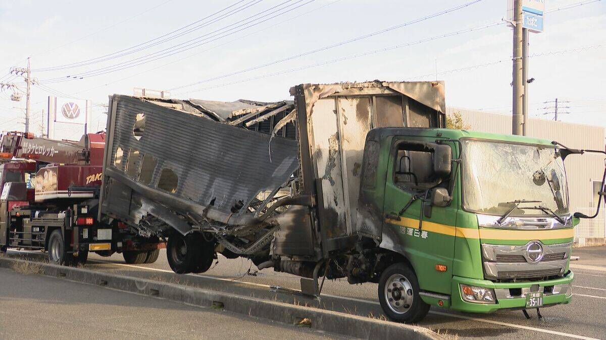 バイクはトラックの下敷きになって炎上… 25歳の男性が死亡 店舗駐車場から道路を横切ろうとしたトラックと直進のバイクが衝突 愛知･半田市