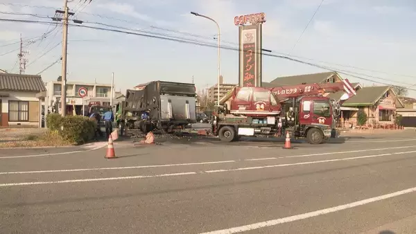 「バイクはトラックの下敷きになって炎上… 25歳の男性が死亡 店舗駐車場から道路を横切ろうとしたトラックと直進のバイクが衝突 愛知･半田市」の画像