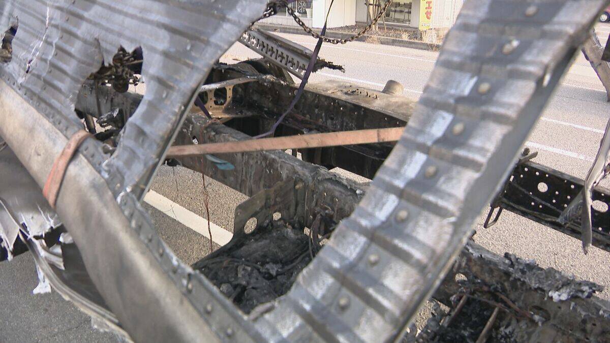 バイクはトラックの下敷きになって炎上… 25歳の男性が死亡 店舗駐車場から道路を横切ろうとしたトラックと直進のバイクが衝突 愛知･半田市