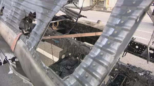 「バイクはトラックの下敷きになって炎上… 25歳の男性が死亡 店舗駐車場から道路を横切ろうとしたトラックと直進のバイクが衝突 愛知･半田市」の画像