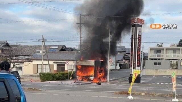 バイクはトラックの下敷きになって炎上… 25歳の男性が死亡 店舗駐車場から道路を横切ろうとしたトラックと直進のバイクが衝突 愛知･半田市