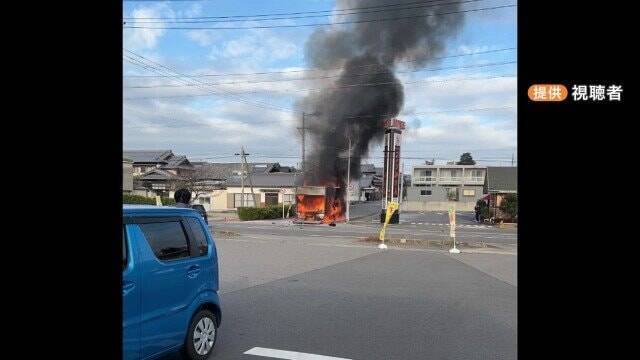 バイクはトラックの下敷きになって炎上… 25歳の男性が死亡 店舗駐車場から道路を横切ろうとしたトラックと直進のバイクが衝突 愛知･半田市