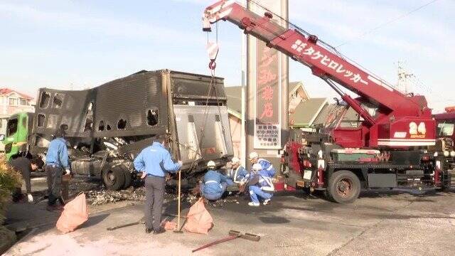 バイクはトラックの下敷きになって炎上… 25歳の男性が死亡 店舗駐車場から道路を横切ろうとしたトラックと直進のバイクが衝突 愛知･半田市