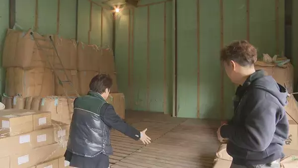 「｢新米の方が値段が下がってしまう可能性も｣ 倉庫には古米が山積みの中… コメの収穫始まる “高温障害”で農家は悲鳴 三重」の画像
