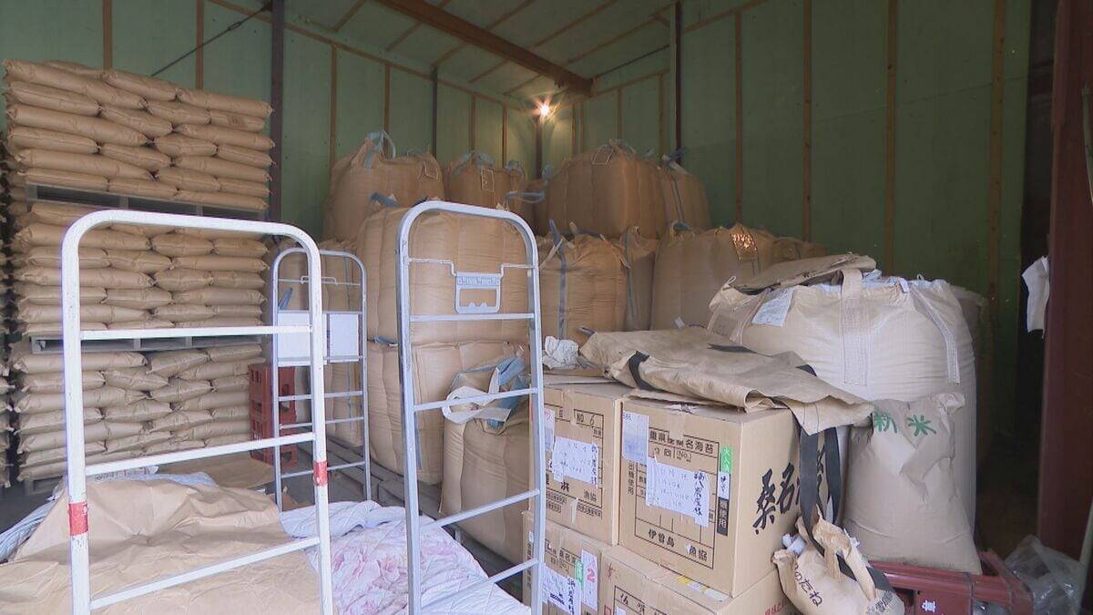 ｢新米の方が値段が下がってしまう可能性も｣ 倉庫には古米が山積みの中… コメの収穫始まる “高温障害”で農家は悲鳴 三重