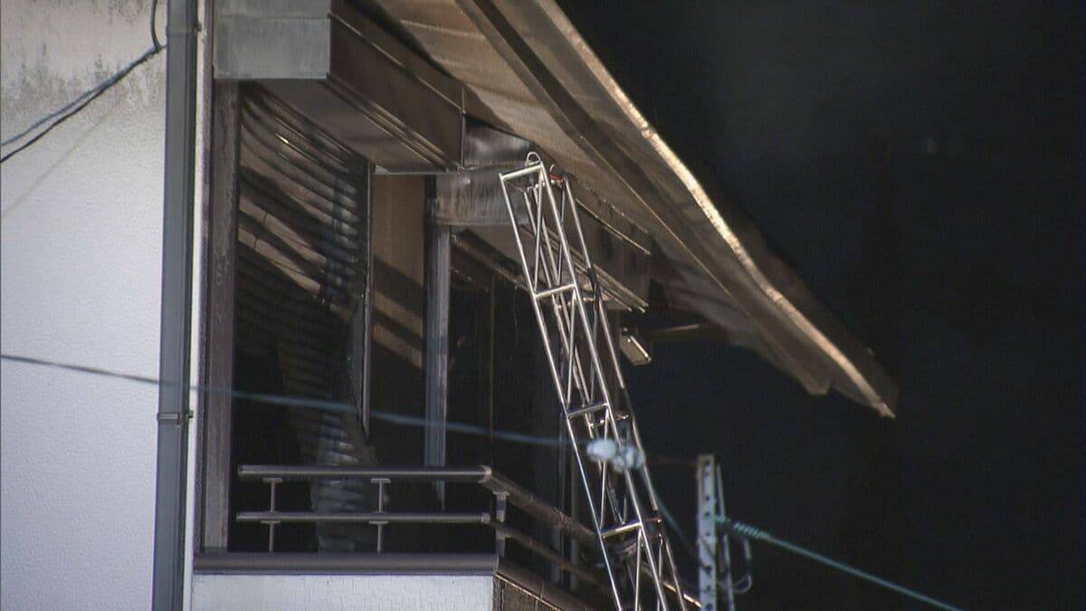 「爆発音があり煙が出ている」住宅火災で焼け跡から1人の遺体　岐阜・安八町