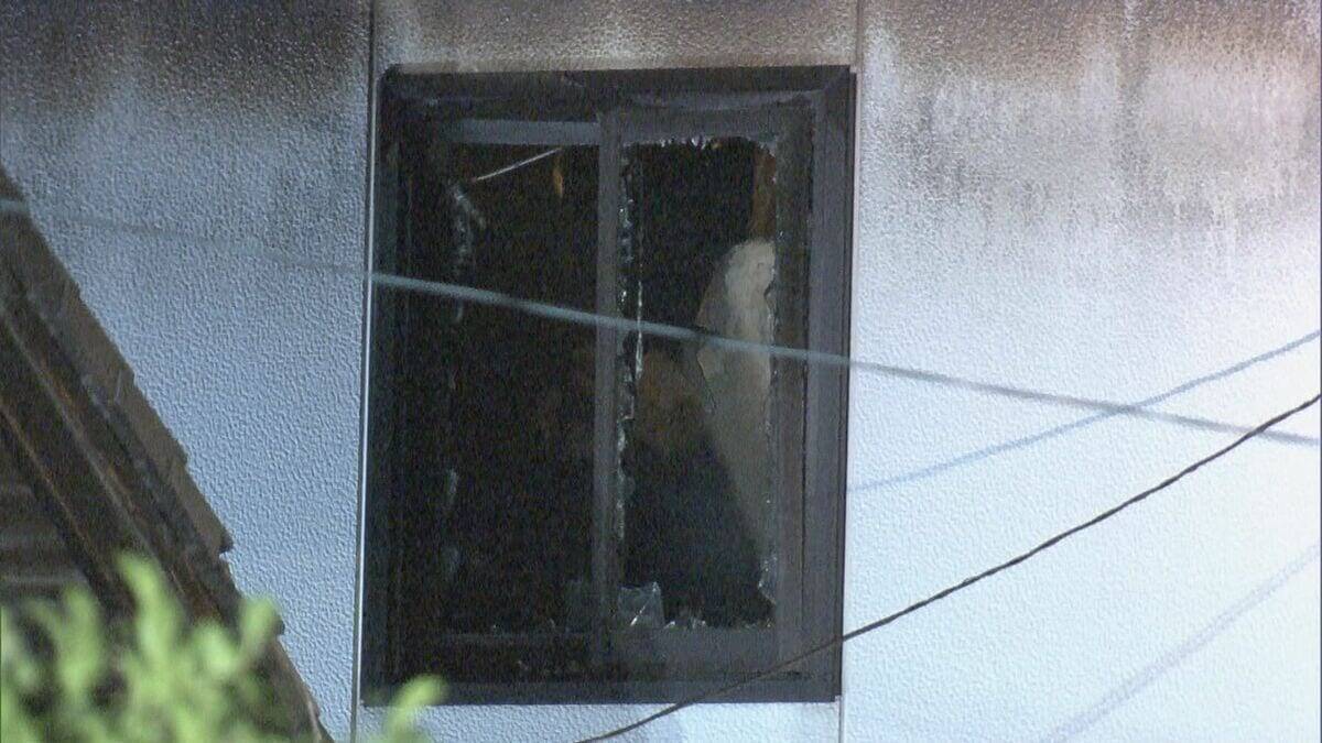 「爆発音があり煙が出ている」住宅火災で焼け跡から1人の遺体　岐阜・安八町