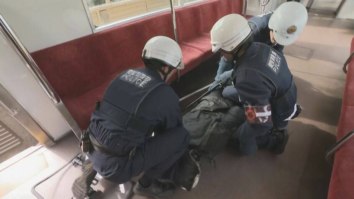 地下鉄車内に“刃物男” トンネル内で車両停止した想定の訓練 アジア大会を見据え… 防刃傘も活用 名古屋