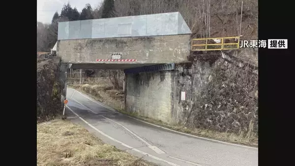 JR高山線の打保駅近くの高さ3メートルの壁面から約25キロの石とモルタル片が落下　けが人なし