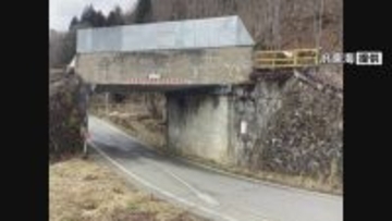 JR高山線の打保駅近くの高さ3メートルの壁面から約25キロの石とモルタル片が落下　けが人なし