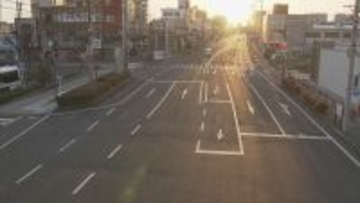 深夜に道路を歩いて横断中の64歳の男性会社員 車にはねられ意識不明の重体 三重・鈴鹿市の近鉄鈴鹿線「平田町駅」前の県道