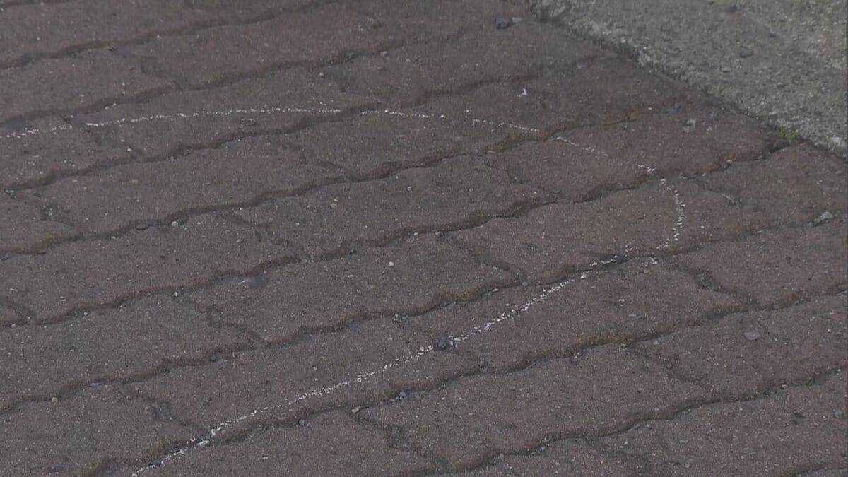 深夜に道路を歩いて横断中の64歳の男性会社員 車にはねられ意識不明の重体 三重・鈴鹿市の近鉄鈴鹿線「平田町駅」前の県道