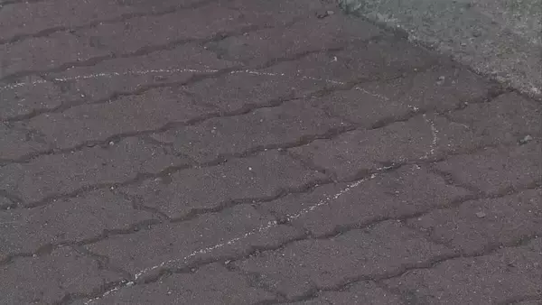 「深夜に道路を歩いて横断中の64歳の男性会社員 車にはねられ意識不明の重体 三重・鈴鹿市の近鉄鈴鹿線「平田町駅」前の県道」の画像