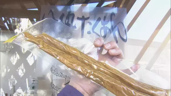 「“幻の漬物”とも呼ばれる｢伊勢たくあん｣漬け込み作業 大正時代から続く伝統食 使用する“御園大根”の生産者は2軒だけに… 2～3年発酵・熟成させると完成」の画像