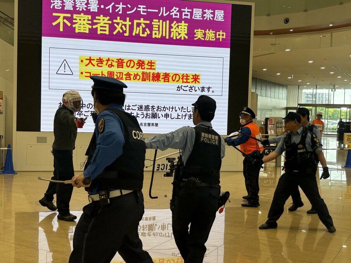 刃物をもった男がショッピングモールで暴れた想定の訓練　アジア・アジアパラ競技大会を見据えて
