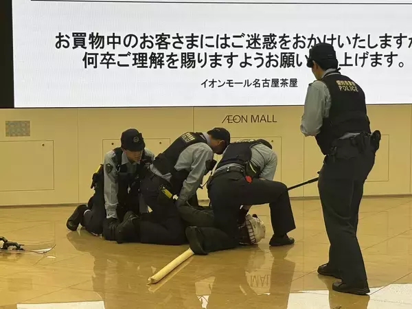 「刃物をもった男がショッピングモールで暴れた想定の訓練　アジア・アジアパラ競技大会を見据えて」の画像