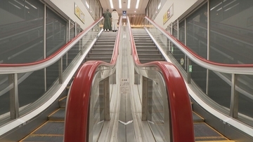 手すりが垂直に床下へ…“世界でここにしかない”名鉄百貨店の“珍エスカレーター” 2月の閉店でどうなる!? 1967年設置 見た目の美しさにこだわり手すりが垂直に床下へ…名古屋