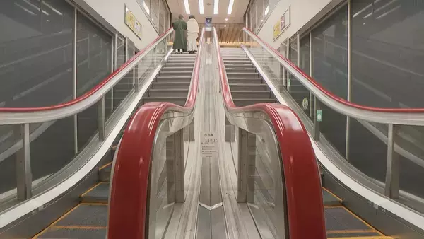 手すりが垂直に床下へ…“世界でここにしかない”名鉄百貨店の“珍エスカレーター” 2月の閉店でどうなる!? 1967年設置 見た目の美しさにこだわり手すりが垂直に床下へ…名古屋