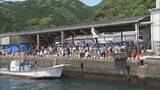 「ロープにぶら下がり…渡った距離を競う！｢海上綱渡り大会｣ “スパイダーマン”姿の男性が娘の声援受け3連覇 記録は去年と同じ33ｍ 二木島漁港 三重・熊野市」の画像1