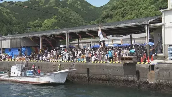 ロープにぶら下がり…渡った距離を競う！｢海上綱渡り大会｣ “スパイダーマン”姿の男性が娘の声援受け3連覇 記録は去年と同じ33ｍ 二木島漁港 三重・熊野市