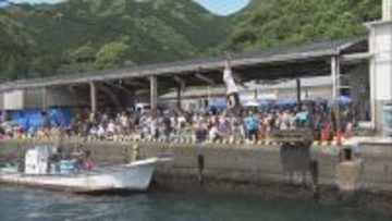 ロープにぶら下がり…渡った距離を競う！｢海上綱渡り大会｣ “スパイダーマン”姿の男性が娘の声援受け3連覇 記録は去年と同じ33ｍ 二木島漁港 三重・熊野市