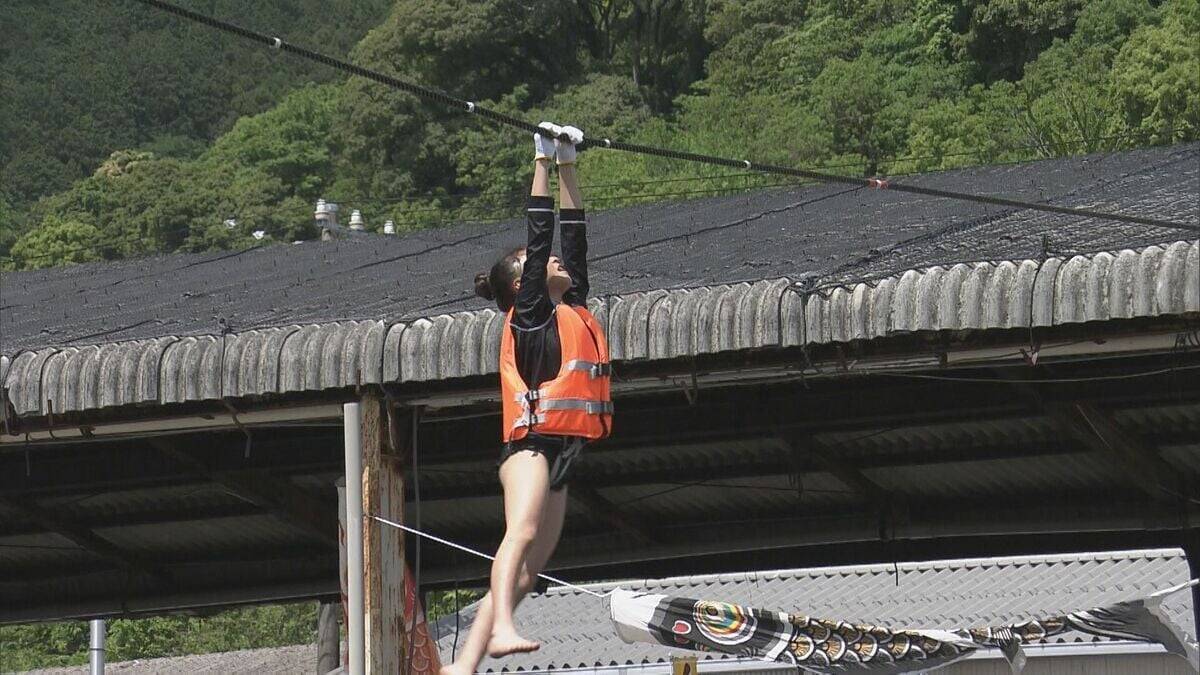 ロープにぶら下がり…渡った距離を競う！｢海上綱渡り大会｣ “スパイダーマン”姿の男性が娘の声援受け3連覇 記録は去年と同じ33ｍ 二木島漁港 三重・熊野市