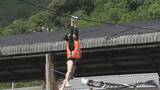 「ロープにぶら下がり…渡った距離を競う！｢海上綱渡り大会｣ “スパイダーマン”姿の男性が娘の声援受け3連覇 記録は去年と同じ33ｍ 二木島漁港 三重・熊野市」の画像2
