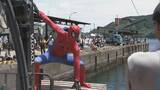 「ロープにぶら下がり…渡った距離を競う！｢海上綱渡り大会｣ “スパイダーマン”姿の男性が娘の声援受け3連覇 記録は去年と同じ33ｍ 二木島漁港 三重・熊野市」の画像4