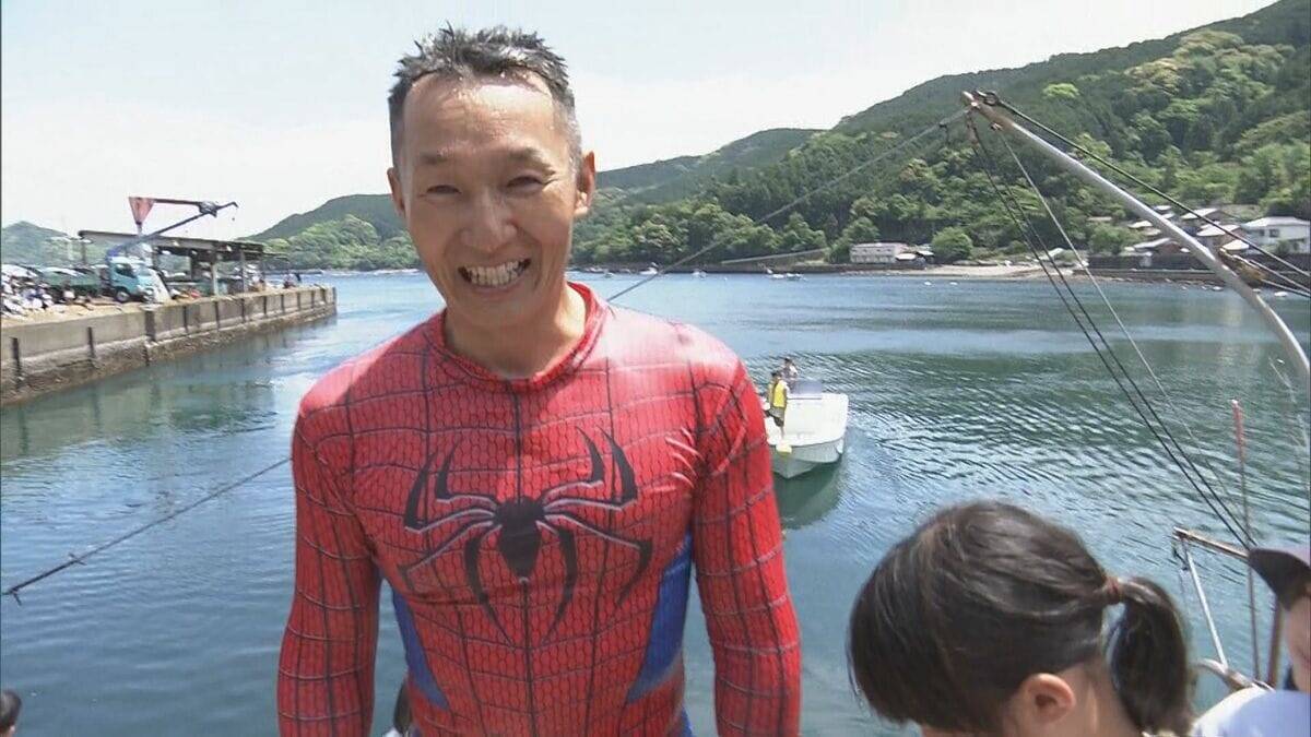 ロープにぶら下がり…渡った距離を競う！｢海上綱渡り大会｣ “スパイダーマン”姿の男性が娘の声援受け3連覇 記録は去年と同じ33ｍ 二木島漁港 三重・熊野市