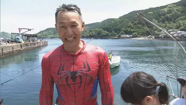 「ロープにぶら下がり…渡った距離を競う！｢海上綱渡り大会｣ “スパイダーマン”姿の男性が娘の声援受け3連覇 記録は去年と同じ33ｍ 二木島漁港 三重・熊野市」の画像