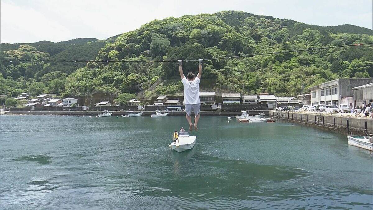 ロープにぶら下がり…渡った距離を競う！｢海上綱渡り大会｣ “スパイダーマン”姿の男性が娘の声援受け3連覇 記録は去年と同じ33ｍ 二木島漁港 三重・熊野市